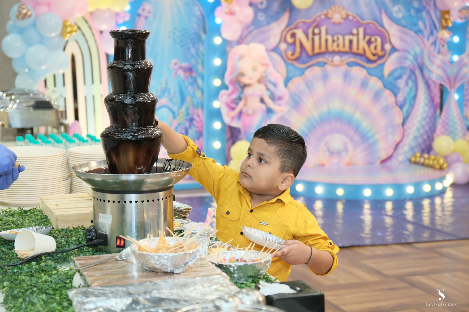 Party dining setup with a personalised birthday backdrop at Baccha Party Vashi
